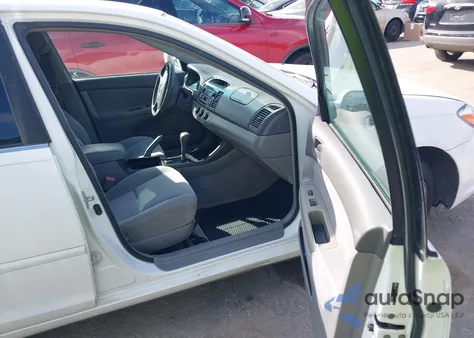 2004 Toyota Camry Le z USA, uszkodzony, nr VIN 4T1BE32K84U360122